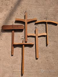 vecchi appendiabiti in legno