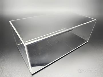 teca 1:18 in plexiglas con fondo plexiglas nero