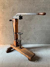 Tappatrice bottiglie Ing. BERTOLASO antica anni 20