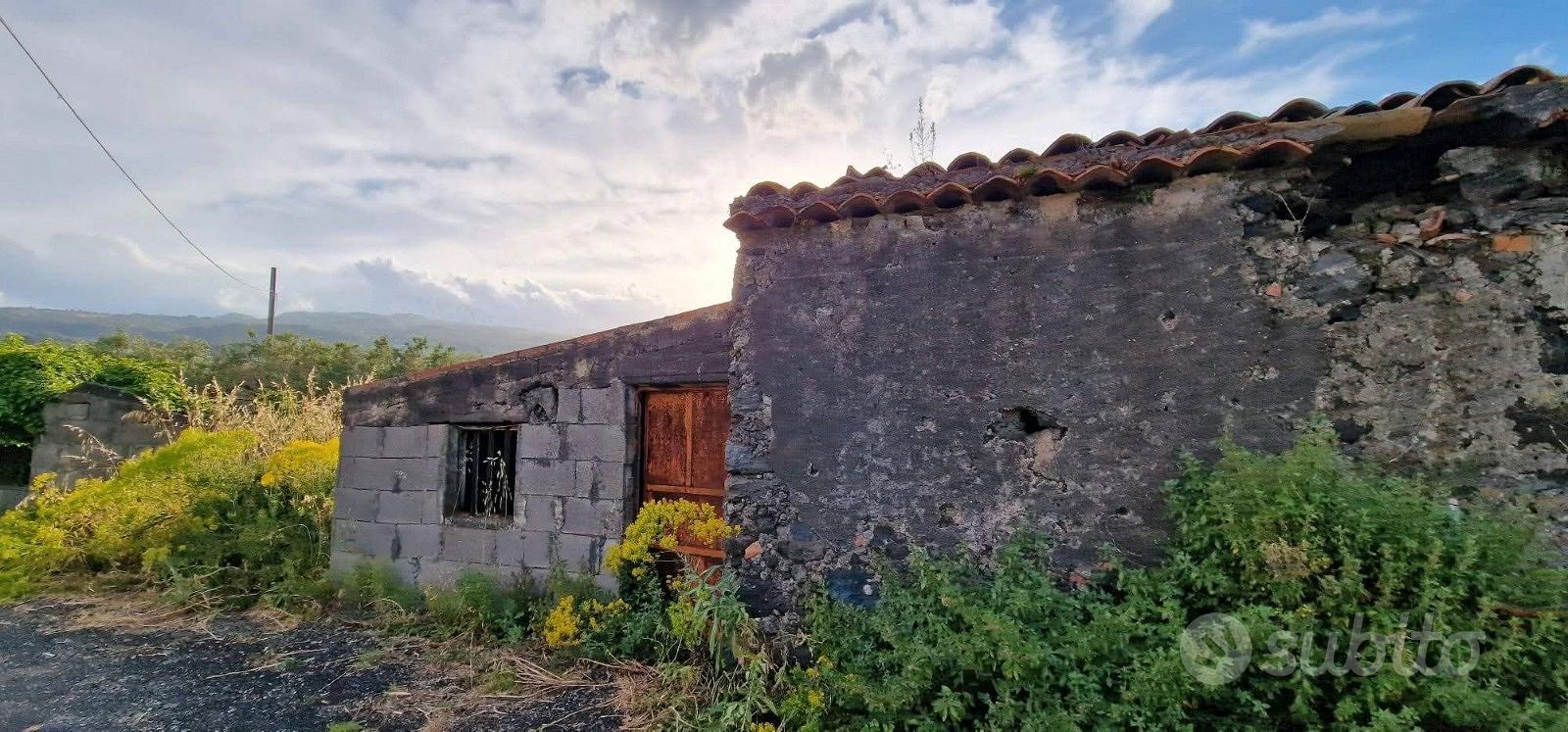 Rustico con uliveto e vigneto a Piedimonte Etneo - Vista 2