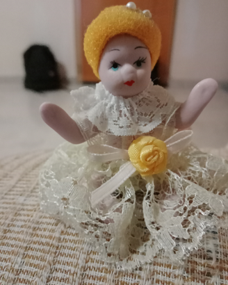 Bambolina di ceramica
