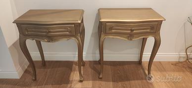 comodini legno base noce verniciati oro. 