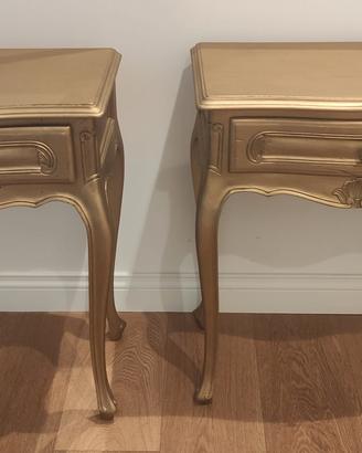 comodini legno base noce verniciati oro. 