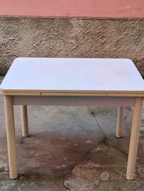 Tavolo da cucina in legno allungabile 