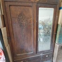 Armadio in legno da restaurare