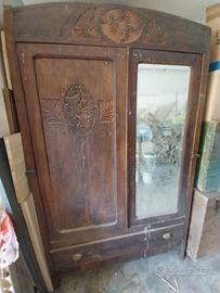 Armadio in legno da restaurare