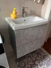 Mobile bagno completo di rubinetto.