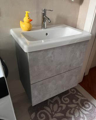 Mobile bagno completo di rubinetto.