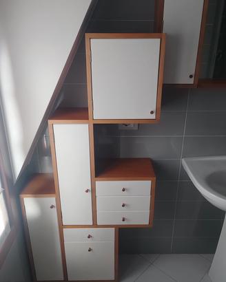Arredamento bagno mobile e specchio