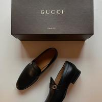 Mocassini neri Gucci spaiati