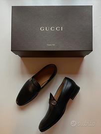 Mocassini neri Gucci spaiati