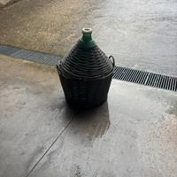 15 damigiane di vino