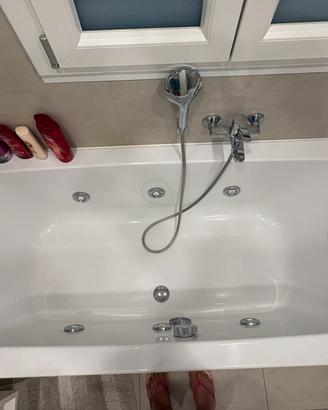 Vasca idromassaggio jacuzzi