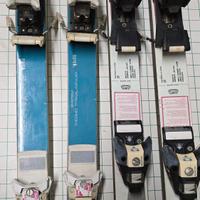 Coppia di sci vintage con  attacchi