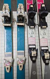 Coppia di sci vintage con  attacchi