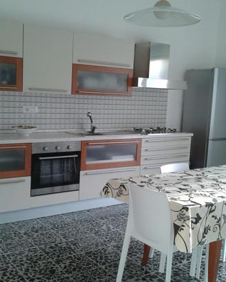 Camera ammobiliata uso cucina per lavoratori/trici