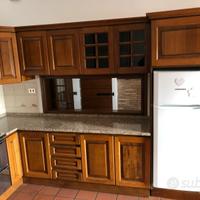 Cucina in legno completa e ben tenuta