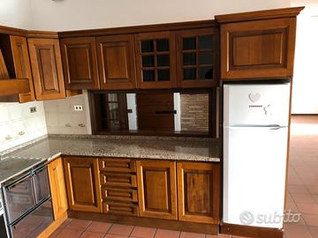 Cucina in legno completa e ben tenuta