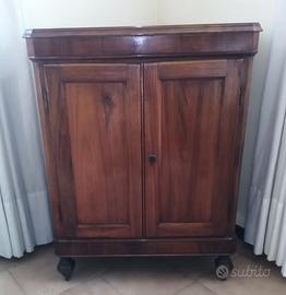 Mobiletto in noce massiccio