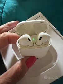2 AirPods APPLE nella APPLE Custodia di Ricarica