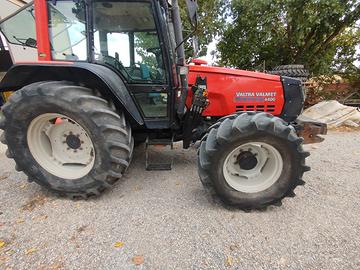 Valtra Valmet 6400 con caricatore frontale 