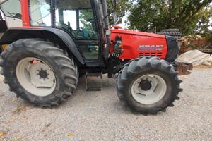 Valtra Valmet 6400 con caricatore frontale 