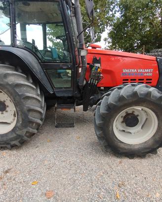 Valtra Valmet 6400 con caricatore frontale 