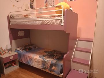 letto a castello con scala cassettoni e 2 comodini