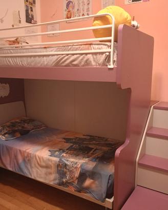 letto a castello con scala cassettoni e 2 comodini