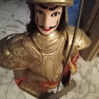 Cavaliere in legno con armatura