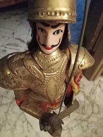 Cavaliere in legno con armatura