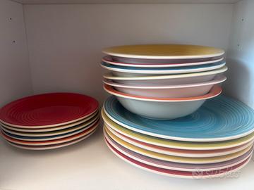Set di piatti colorati
