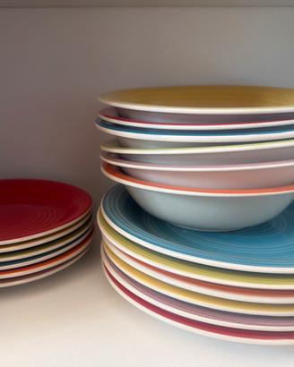 Set di piatti colorati