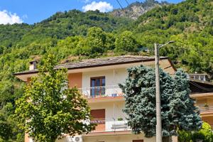 Locana centro alloggio ristrutturato con giardino