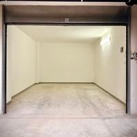 Ampio e luminoso box di 28 mq - h. 2,70 m