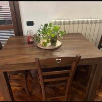 Tavolo allungabile e sedie