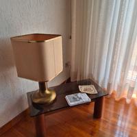 lampada e tavolino in cristallo con base di legno