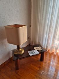 lampada e tavolino in cristallo con base di legno