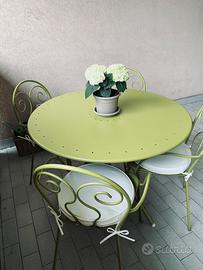 🪴Tavolo marca EMU con quattro sedie! 🪴