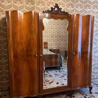 Armadio vintage bombato a 3 ante con specchio