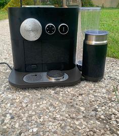 Macchina Nespresso Expert con schiumatore latte