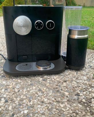 Macchina Nespresso Expert con schiumatore latte