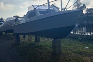 BARCA SEMICABINATA CON MOTORE MERCURY40/60 4 TEMPI