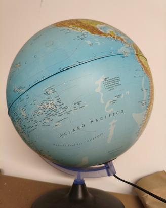 Mappamondo con Luce e Base Nera – Perfetto Stato