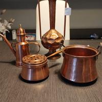 vari oggetti in rame da decorazione per la casa