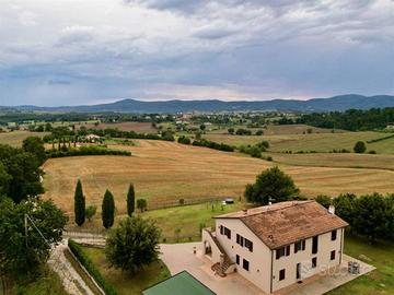 Rustico / Casale di 356 m² con più di 5 locali a M