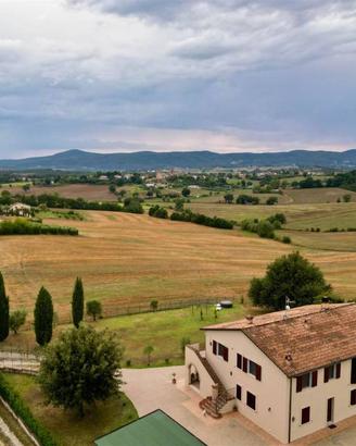 Rustico / Casale di 356 m² con più di 5 locali a M