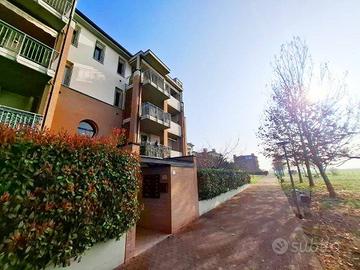 Bilocale parzialmente arredato con loggia