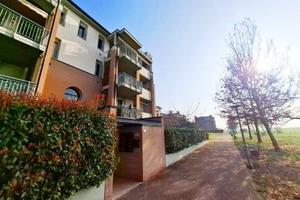 Bilocale parzialmente arredato con loggia