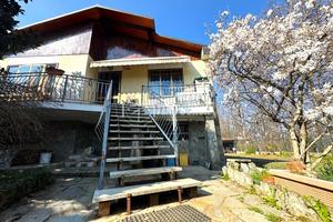 VILLA CON GIARDINO,CORTILE E BOX AUTO